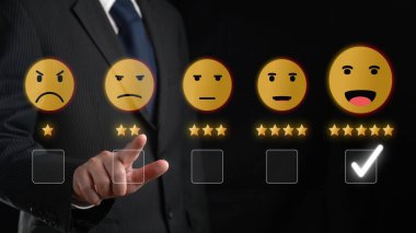 İş adamı müşteri memnuniyet değerlendirmesi verilerini analiz eder ve hizmet kalitesini artırmaya çalışır. Müşteri memnuniyeti ve sadakatini arttırmak için koz değerlendirmeleri. FaaS