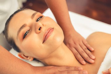 Kafkasyalı kadın müşteri stres önleyici spa masajının keyfini çıkarıyor ve lüks otel ya da oteldeki gündüz açık ortam güzellik salonunda güzellik teniyle eğleniyor. Sessiz.