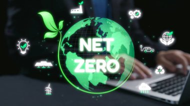 Modern teknoloji ve yenilik bağlamında sürdürülebilirliği ve çevresel hedefleri sembolize eden, net sıfır yazılı yeşil bir küreye sahip dijital bir illüstrasyon. Dörtgen