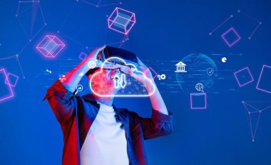 Genç bir adam sanal gerçeklik kulaklığı takıyor, dijital bulut elementlerini ve veri akışlarını keşfediyor, bilgisayar ve çevrimiçi hizmetlerin geleceğini temsil ediyor. XDMCP