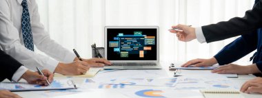 Yeni uygulama geliştirme için HTML, metaverse, metaverse ve C brisk gibi çeşitli programlama dillerinin kodlama ekranıyla yazılım geliştirme veya programlama çalışmaları