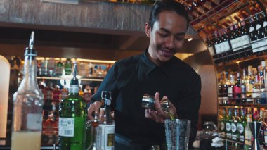 Asyalı barmenin karışık kokteyl likörünü likör karışımına katması, özel reklamı yaratıcı, canlandırıcı, bar lüksünde canlandırıcı bir vitrin haline getiriyor. Vinosity.