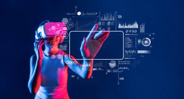 Bir kadın, pazarlama stratejileri ve yenilikleri temsil eden dinamik grafiklerle etkileşime giren bir sanal gerçeklik kulaklığı aracılığıyla iş veri analizlerini keşfediyor. XDMCP