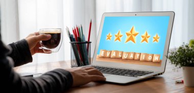 Pazarlama stratejisi planlaması için modem yazılım bilgisayarında müşteri memnuniyeti ve değerlendirme analizi