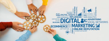 Görüntü gösteren ellerin dijital pazarlama stratejilerinde işbirliğini sembolize eden dişlilerle birlikte çalışması, mevcut reklam eğilimlerinde takım çalışmasının vurgulanması. Dostluk