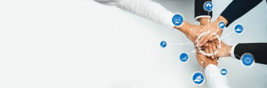 Modern bir çalışma alanında işbirliği yapan çeşitli bir ekip, eller aracılığıyla birlik ve yenilikçi fikirler sergileyerek, büyümeyi ve stratejik ortaklığı sembolize ediyor. Dostluk
