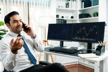 İki borsa yatırımıyla danışman ya da ortağı arayan tüccar işadamı, veri analizini yüksek kârlı dinamik teknoloji borsasına yatırım yapmak için karşılaştırdı. Tahmin et..