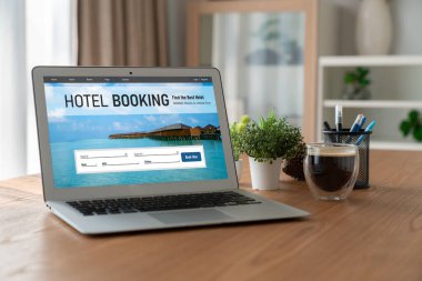 Çevrimiçi otel konaklama rezervasyon sitesi mod rezervasyon sistemi sağlar. Seyahat teknolojisi kavramı .