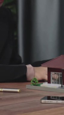 Kapanış hevesli emlak ajansı müşteriye bir ev için bilgi ve satın alma anlaşması sunarken, emlakçı tarafından tavsiye edilirken, ev kredisi için müşteri gözden geçirme sözleşmesi belgeleri.