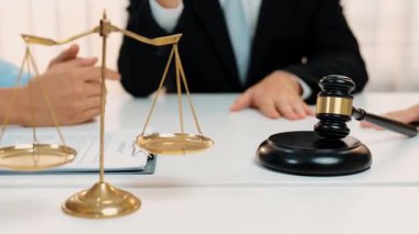 Avukat, hukuk bürosunda pazarlık yoluyla iş anlaşmazlığını çözmek için iki taraf arasında uzlaşma teklif ediyor. Yasal arabuluculuk ve çatışma çözme servisi. Ağır çekim. Katı.