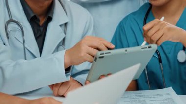 Hastane masasında birlikte çalışan ve tıbbi tedavi ya da sağlık hizmeti planlayan profesyonel bir grup. Takım çalışması başarılı hastalıklara ve hastalıklara yol açar. Ağır çekim. Katı.