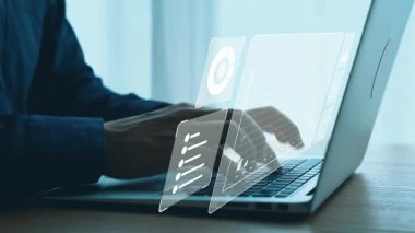 İş adamı, tahminsel büyük veri modellerinden gerçek zamanlı analizlere uzanan eğilimleri ve görüşleri ortaya çıkarmak için veri analizlerini derinlemesine inceleyerek, veri güdümlü kararların analitik endüstrileri UUID 'ye nasıl yönlendireceğini öğrenir