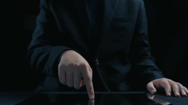 İş adamı e-posta kutusunu kontrol ediyor, daha iyi verimlilik için mesajları düzenliyor ve önceliklerini belirliyor. Etkili iletişim için akıllı e-posta teknikleri öğren. Kullanıcı Kimliği