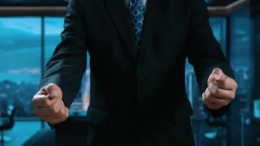 İş adamı e-posta kutusunu kontrol ediyor, daha iyi verimlilik için mesajları düzenliyor ve önceliklerini belirliyor. Etkili iletişim için akıllı e-posta teknikleri öğren. Kullanıcı Kimliği