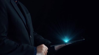 İş adamı siber güvenliğin özünü keşfeder. Siber koruma yöntemlerini, tehditleri derinlemesine araştır ve siber güvenlik duruşunu güçlendir. Siber güvenlik çağında UUID 'de gezinmek için gerekli