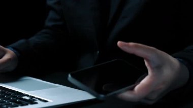 İş adamı çok kanallı stratejileri entegre ediyor, çevrimiçi alışveriş ve pazarlama erişimini artırıyor. Birbirine bağlı marka deneyimleri yaratmak için çok kanallı pazarlamanın gücünü keşfedin. Kullanıcı Kimliği