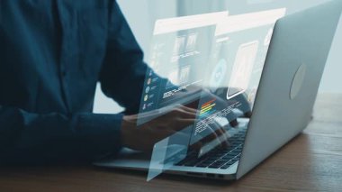 Ofis Alanında Dijital Arayüz ve Fütürist Veri Görselleştirmesi Gösteren Dizüstü Bilgisayarda Yenilikçi Teknolojiyle Modern İşletme Profesyonelliği. Dörtgen.