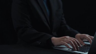 Takım elbiseli bir profesyonel, modern iş için finans, muhasebe ve vergi hizmetlerinin çeşitli yönlerini temsil eden dijital simgelerle çevrili parlak bir vergi tabelası sunuyor. Dörtgen