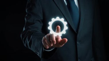 Bu resimde, profesyonel başarılar ve tanınmalardaki başarı ve kaliteyi simgeleyen, yıldızlı ve mavi işaretli parlak bir ödül sembolü yer alıyor. Dörtgen