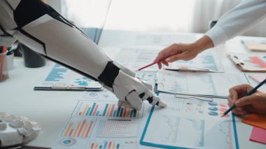 İş dünyasından profesyonellerle işbirliği yaparak şirket stratejisini geliştiren yapay zekâlı bir asistan. Noogenesis Yapay Zeka