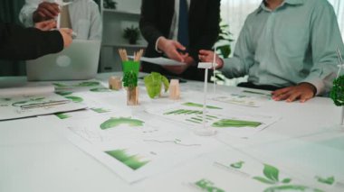 Çevre dostu stratejiler ve sürdürülebilirlik, iyi organize edilmiş bir toplantıda işbirliği ve yaratıcılık üzerine odaklanmış bir grup profesyonel. SACTR