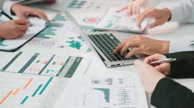 Çeşitli profesyonellerden oluşan bir grup, stratejik karar verme mekanizması ve verimliliği hedefleyen, dizüstü bilgisayarlardaki çizelge ve verileri analiz ederek, işbirlikçi bir iş toplantısı düzenliyor. SACTR