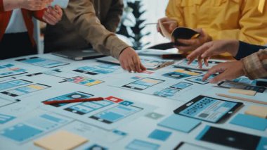 Canlı tasarım modelleri ve dijital aletlerle çevrili beyin fırtınası yapan çeşitli profesyonellerin yer aldığı dinamik bir iş yeri sahnesi. SACTR