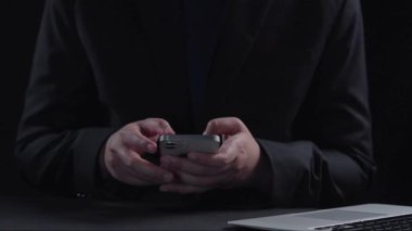 Modern teknoloji ile güvenli veri yönetimini tasvir eden kavramsal bir görüntü, dijital kilit grafiğiyle akıllı telefon etkileşimi, siber güvenliği vurguluyor. Dörtgen