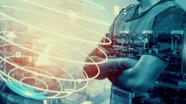 Gelecekteki bina inşaatı ve HUD hologram grafik tasarımı ile yaratıcı mühendislik projesi konsepti. İnşaat mühendisi, mimar ya da inşaat işçisi modern sivil teknoloji ile çalışıyor..