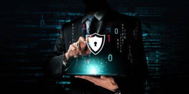 İş adamı siber güvenliğin özünü keşfeder. Siber koruma yöntemlerini, siber tehditleri derinlemesine araştır ve siber güvenlik duruşunu destekle. Siber Güvenlik Çağı FaaS 'ında yol almak için gerekli.