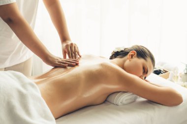 Kafkasyalı kadın müşteri stres önleyici spa masajının keyfini çıkarıyor ve lüks otel ya da oteldeki gündüz açık ortam güzellik salonunda güzellik teniyle eğleniyor. Sessiz.