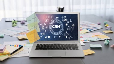 İş fikri için yaratıcı ve analitik beyin fırtınası için yapışkan bir not ve dizüstü bilgisayarında BI veri paneli var. Pazarlama stratejisi için finansal veri görselleştirme teknolojisini analiz et. Dahi.