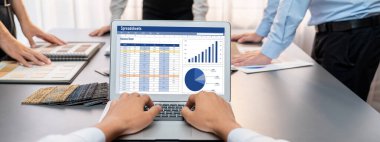 Masadaki bir grup iç mimar takımı dizüstü bilgisayarında mimari yazılım bulunan çeşitli ruh hali tahtası örneklerini seçiyor. Modern yenileme ve iç malzeme seçimi konsepti. İçgörü