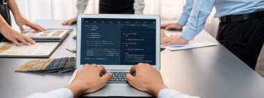Masadaki bir grup iç mimar takımı dizüstü bilgisayarında mimari yazılım bulunan çeşitli ruh hali tahtası örneklerini seçiyor. Modern yenileme ve iç malzeme seçimi konsepti. İçgörü