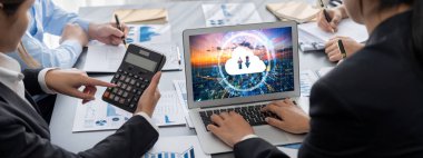 İş zekası ve veri analizi kavramı. Analizci ekibi laptop ekranında finansal veri analizi üzerinde çalışıyor. Etkili iş stratejik planlama için pazarlama göstergesi olarak. İçgörü