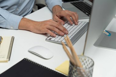 Bilgisayarda bilgisayar ve bilgisayar üzerinde çalışan ve uygulama projesinde kodlama programı olan bilgisayar geliştiricisinin kırpılmış görüntüsü. Teknik mühendis önemli not listeleri yazıyor. Bireysel.