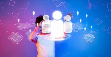 Bir kişi sanal gerçeklik teknolojisiyle ilgilenir, küresel ağ ve dijital iletişimin geleceğini temsil eder, yenilik ve sosyal etkileşimin karışımını vurgular. XDMCP