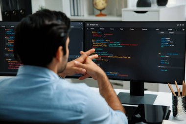 Modern ofisteki web sitesinde son güncelleme sürümü için iki pc ekranda akıllı bilişim geliştirici yazılım geliştirme kodlaması üzerinde yoğunlaşmak, virüs yazılım uygulama programı yaratmak. Tahmin et..