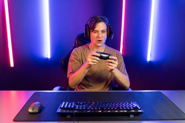 Kontrol kumandalı akıllı oyun flamasının keyfini çıkarın, modern teknoloji siber neon ışık odasında yetenekli oyuncularla çevrimiçi canlı sosyal medya grubu oyunu oynayın. Bireysel.