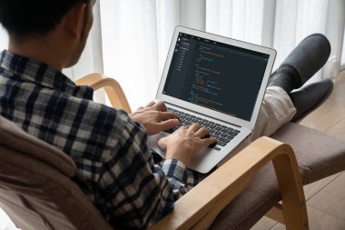 Model uygulama ve program kodlaması için bilgisayar ekranında yazılım geliştirme programlama