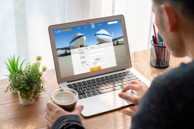Online uçuş rezervasyon sitesi mod rezervasyon sistemi sağlar. Seyahat teknolojisi kavramı .
