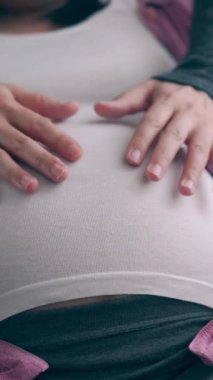 Hamile çift, evde sevgi hisseder ve rahatlar. Hamile bir kadın hamile karnında bebek taşıyor. Baba, hamile anneye göz kulak ol. Annelik ve hamilelik bakımı kavramı.