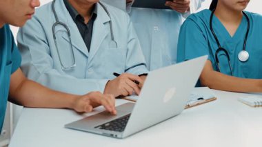 Hastane masasında birlikte çalışan ve tıbbi tedavi ya da sağlık hizmeti planlayan profesyonel bir grup. Takım çalışması başarılı hastalıklara ve hastalıklara yol açar. Ağır çekim. Katı.