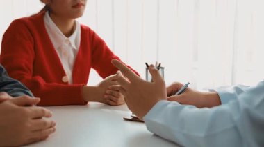 Çift, kısmen hamilelik planlaması için hastanede jinekologla doğum danışmanlığına gidiyor. Karı ve koca doktor randevusu boyunca dikkatle dinlerler. Ağır çekim. Katı.