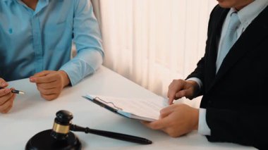 Müvekkil hukuki danışmanlık ve avukatlık danışmanlığı konusunda hukuk firmasına güveniyor, karmaşık yasal sözleşme belgelerini güvenilir bir hukuk danışmanlık hizmeti olarak analiz ediyor. Ağır çekim. Katı.
