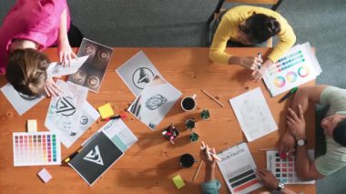 Yapışkan notlar üzerine yönetici yazma fikrinin en üst görüntüsü ve web tasarımı hakkındaki fikri açıkla. Profesyonel pazarlama ekibi ya da programcı renk paletli tablete bakarken beyin fırtınası fikri. Sempozyum.