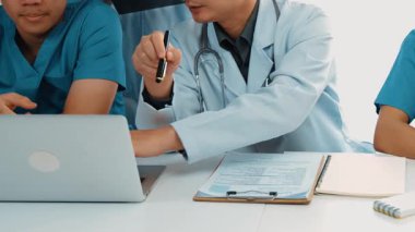 Hastane masasında birlikte çalışan ve tıbbi tedavi ya da sağlık hizmeti planlayan profesyonel bir grup. Takım çalışması başarılı hastalıklara ve hastalıklara yol açar. Ağır çekim. Katı.