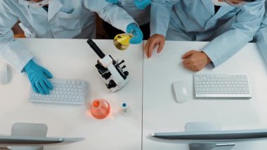 Bilimsel uzmanlığa, laboratuvar ekipmanlarına ve yenilikçi tıbbi biyoteknoloji yazılımına sahip laboratuvar sağlık araştırma ekibi yeni ilaçlar araştırıyor, tedavi geliştiriyor. Ağır çekim. Katı.
