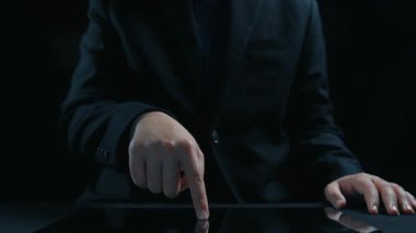 İş adamı, tahminsel büyük veri modellerinden gerçek zamanlı analizlere uzanan eğilimleri ve görüşleri ortaya çıkarmak için veri analizlerini derinlemesine inceleyerek, veri güdümlü kararların analitik endüstrileri UUID 'ye nasıl yönlendireceğini öğrenir