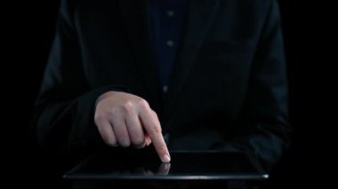 İş adamı iş büyümesi için ölçümleri değerlendirir, genişleme hedefleri koyar. İnovasyon ve strateji 2025 yoluyla sürekli iş büyümesini teşvik etme hakkında görüşler. Kullanıcı Kimliği